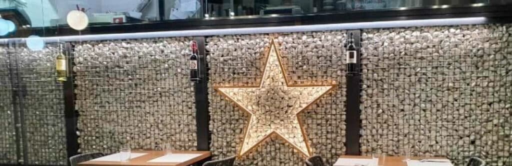 Le reti metalliche sono particolarmente adatte per uno stile industriale, possono però dare un tocco moderno a tutti i tipi di arredamento per privati e attività commerciali.