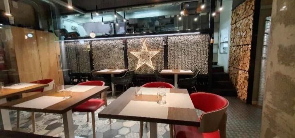 Le reti metalliche possono diventare veri e propri pezzi di design, come sedute o cesti e contenitori per bagno e cucina